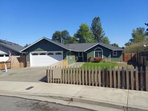 2986 SW Ravenwood Dr, Grants Pass, OR 97527