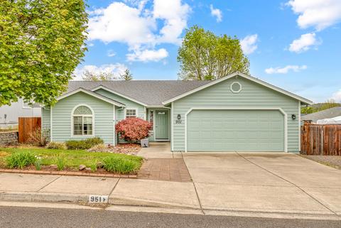 951 Ridgeview Dr, Eagle Point, OR 97524
