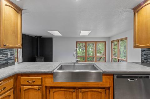 1444 Summit Loop, Grants Pass, OR 97527 photo 5