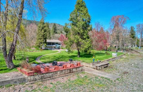 375 Fielder Ln, Grants Pass, OR 97526