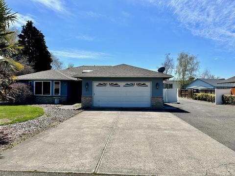 977 Beall Ln, Central Point, OR 97502