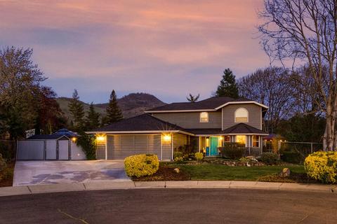 2860 Clairmont Ct, Medford, OR 97504