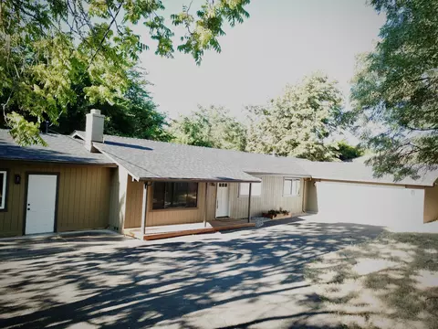 1139 Woodrow Ln, Medford, OR 97504