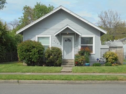 418 NW E St, Grants Pass, OR 97526