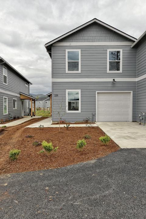 225 Dano Dr, Phoenix, OR 97535