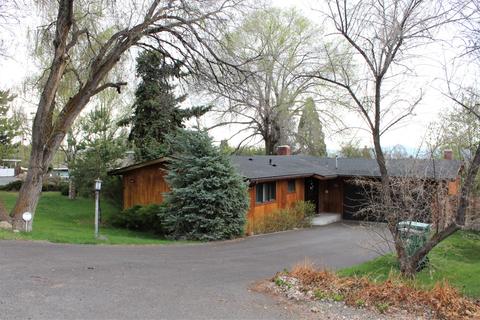 1824 Carlson Dr, Klamath Falls, OR 97603