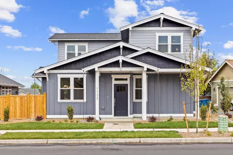 1733 NW Hemlock Ave, Redmond, OR 97756