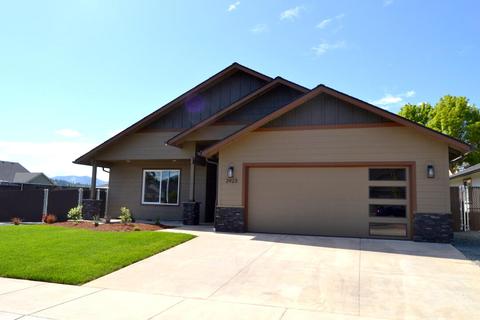 2923 Naples Dr, Grants Pass, OR 97527