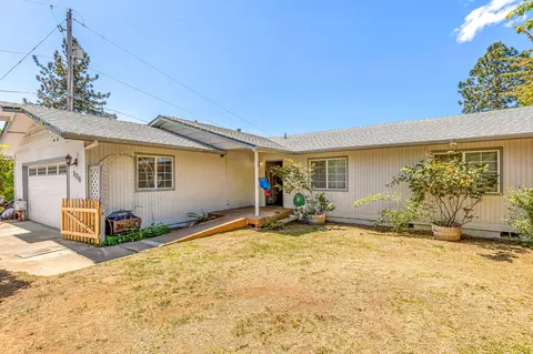 1136 NE Beacon Dr, Grants Pass, OR 97526