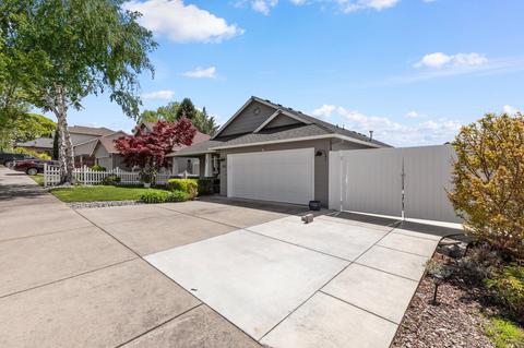953 Crystal Dr, Eagle Point, OR 97524 photo 3