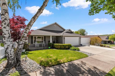 953 Crystal Dr, Eagle Point, OR 97524