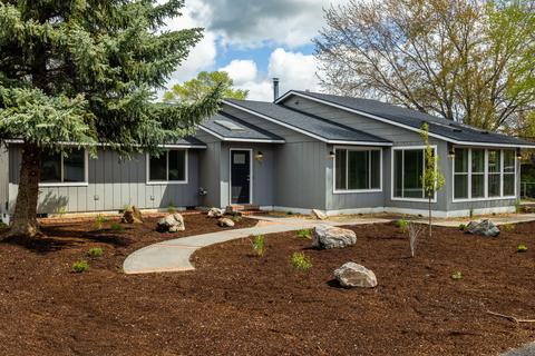 2655 SW Wickiup Ave, Redmond, OR 97756