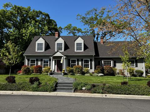 2235 Oakwood Dr, Medford, OR 97504