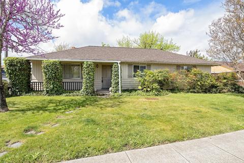 363 N 10th St, Central Point, OR 97502