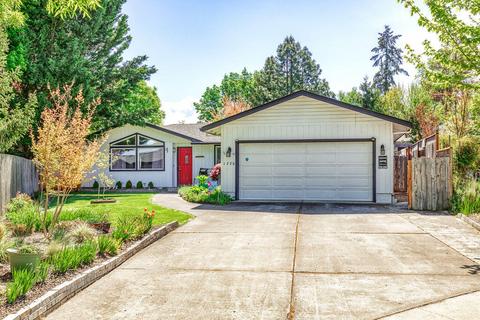 1376 Foxwood Dr, Medford, OR 97504