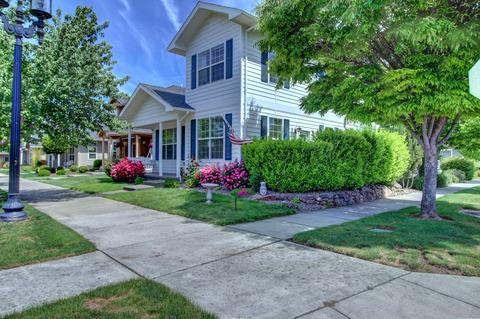 1110 N Haskell St, Central Point, OR 97502