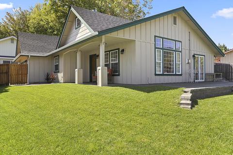 936 NW Donna Dr, Grants Pass, OR 97526