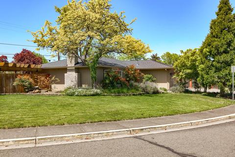 1407 Green Park Dr, Central Point, OR 97502