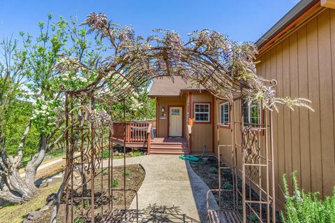 360 White Tail Dr, Eagle Point, OR 97524