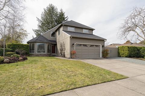 2446 Pinebrook Cir, Medford, OR 97504