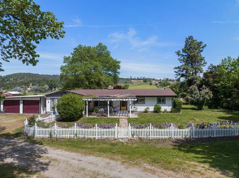 5948 Shady Brook Dr, Central Point, OR 97502