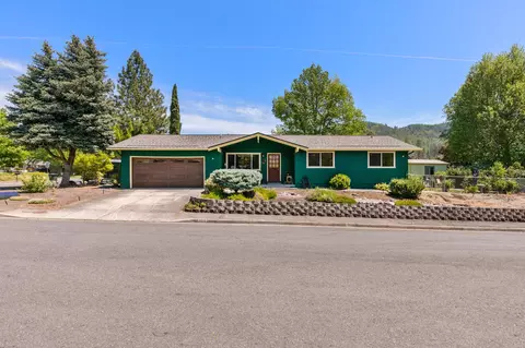 100 Marie Cir, Rogue River, OR 97537
