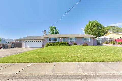1410 NE Grable Dr, Grants Pass, OR 97526