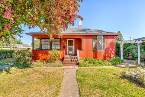 813 Cherry St, Central Point, OR 97502