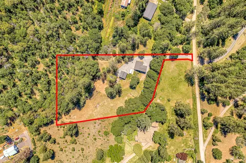 6100 Castle Terrace Dr, Central Point, OR 97502