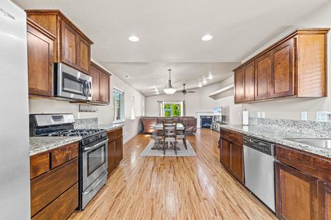 978 Win Way, Eagle Point, OR 97524 photo 12