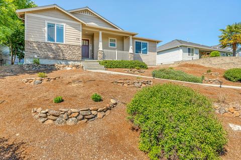 978 Win Way, Eagle Point, OR 97524 photo 3