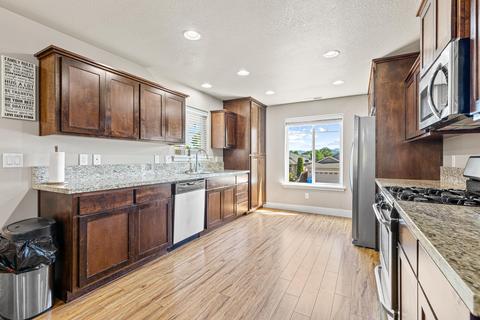 978 Win Way, Eagle Point, OR 97524 photo 9