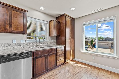 978 Win Way, Eagle Point, OR 97524 photo 11
