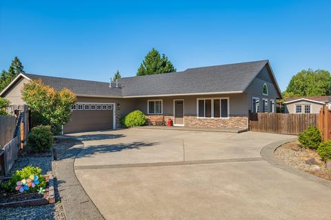 2110 SW Rhumba Dr, Grants Pass, OR 97526