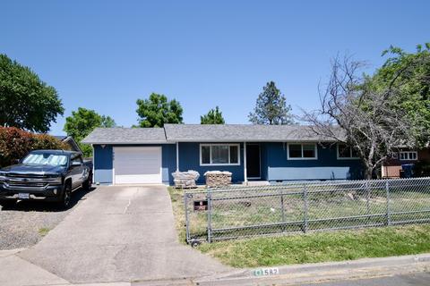 582 Laurel St, Eagle Point, OR 97524 photo 2