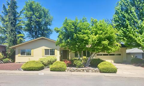 716 NW Amelia Dr, Grants Pass, OR 97526