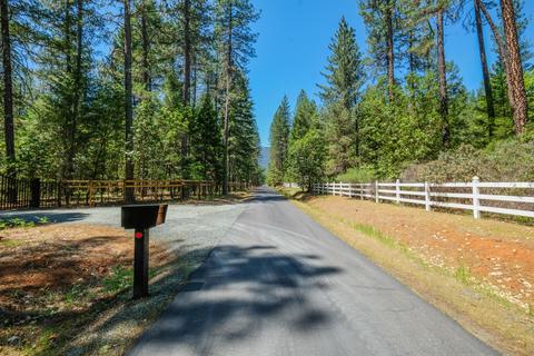 162 Carlos Ave, Rogue River, OR 97537