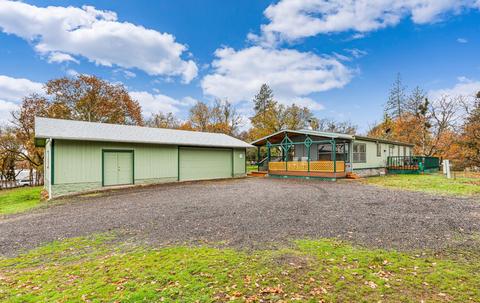 375 Robleda Dr, Central Point, OR 97502