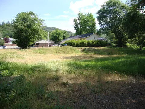 105 Brolin Ct, Rogue River, OR 97537