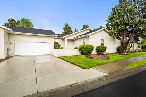 3597 SW Valleyview Dr, Redmond, OR 97756
