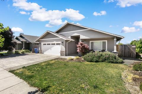2704 SW Eastwood Ln, Grants Pass, OR 97527