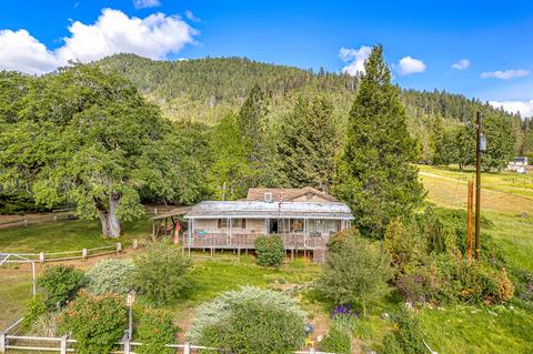 3026 Foots Creek Rd, Gold Hill, OR 97525