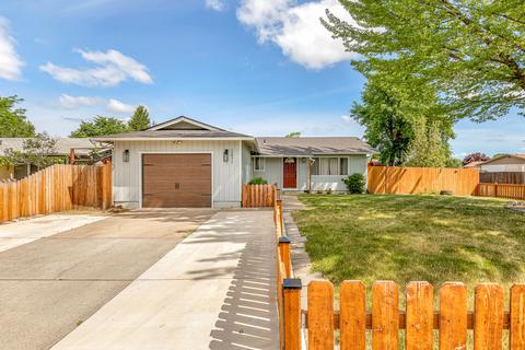 2477 Flanders St, White City, OR 97503