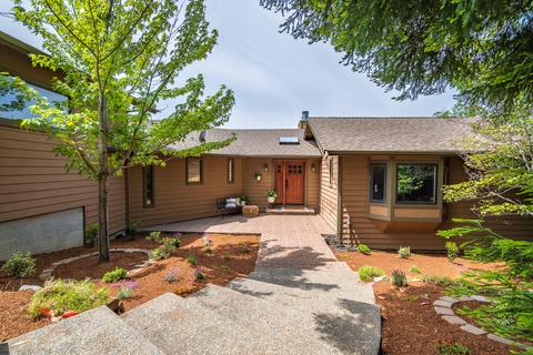 1036 NW Starlite Pl, Grants Pass, OR 97526