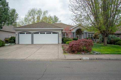 3382 Creek View Dr, Medford, OR 97504