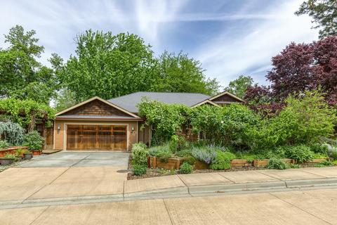 998 Plaza Ave, Ashland, OR 97520