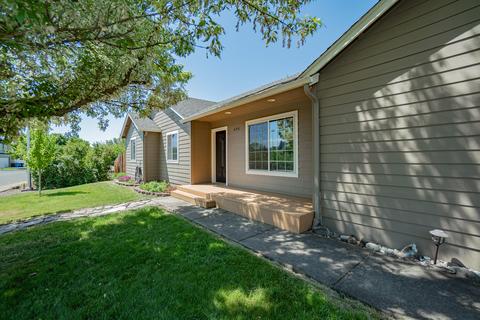 498 Merlee Cir, Eagle Point, OR 97524 photo 2