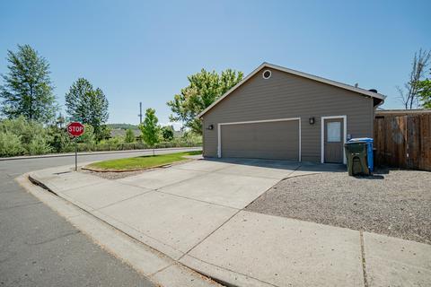 498 Merlee Cir, Eagle Point, OR 97524 photo 4