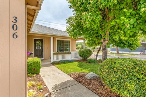 306 Sandi Way, Eagle Point, OR 97524 photo 4