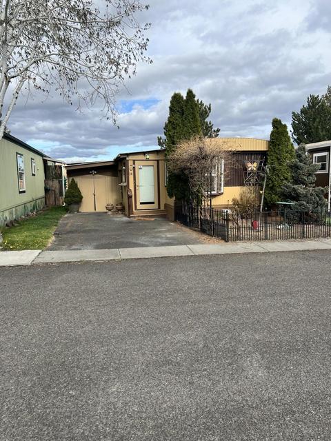 528 NW 17th St #24, Redmond, OR 97756
